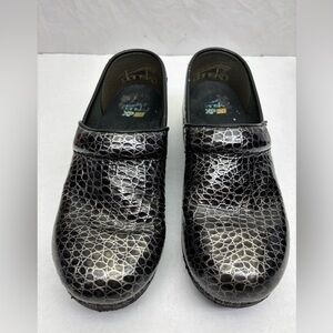 Dansko women’s Black Croc-Pattern Slip-On Clogs SZ 39 EU, box 14